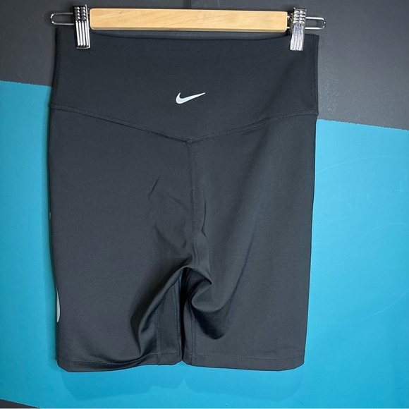 Sleek Black Bike Shorts with Moisture-Wicking Fabric and Stretch Fit - Picture 5 of 11